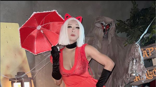 8 Foto Aming Jadi Siluman Rubah saat Halloween, Pakai Payudara Prostetik