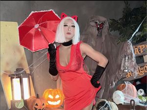 8 Foto Aming Jadi Siluman Rubah saat Halloween, Pakai Payudara Prostetik