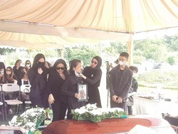 Angelina Sondakh Kenakan Pakaian Favorit Ayahnya saat Pemakaman