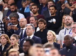 Akibat hukuman, Conte tak bisa menemani Tottenham di tepi lapangan. Foto: Getty Images/Clive Rose