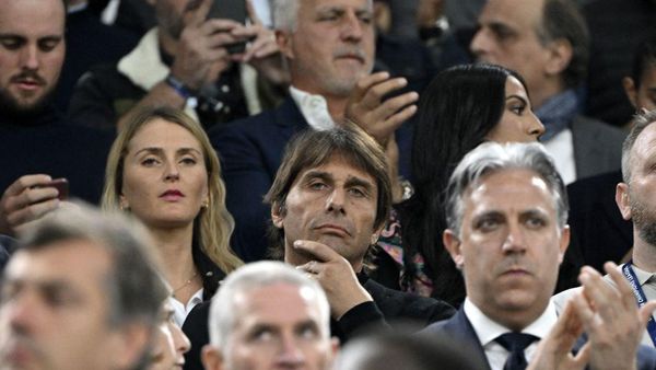 Conte Serius tapi Senyum di Tribune Laga Marseille Vs Tottenham