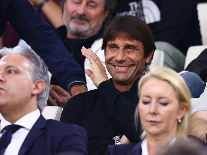 MARSEILLE, FRANCE - NOVEMBER 01: Antonio Conte, Manager of Tottenham Hotspur looks on from the stands prior to the UEFA Champions League group D match between Olympique Marseille and Tottenham Hotspur at Orange Velodrome on November 01, 2022 in Marseille, France. (Photo by Clive Rose/Getty Images)