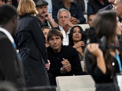 Conte pun mesti rela menyaksikan laga Marseille vs Tottenham dari tribune Stade Velodrome. Foto: AFP via Getty Images/CHRISTOPHE SIMON