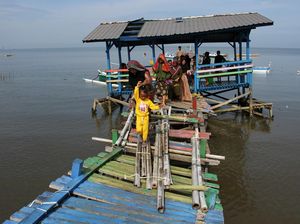 Bahaya! Dermaga Kayu di Makassar Ini Rusak