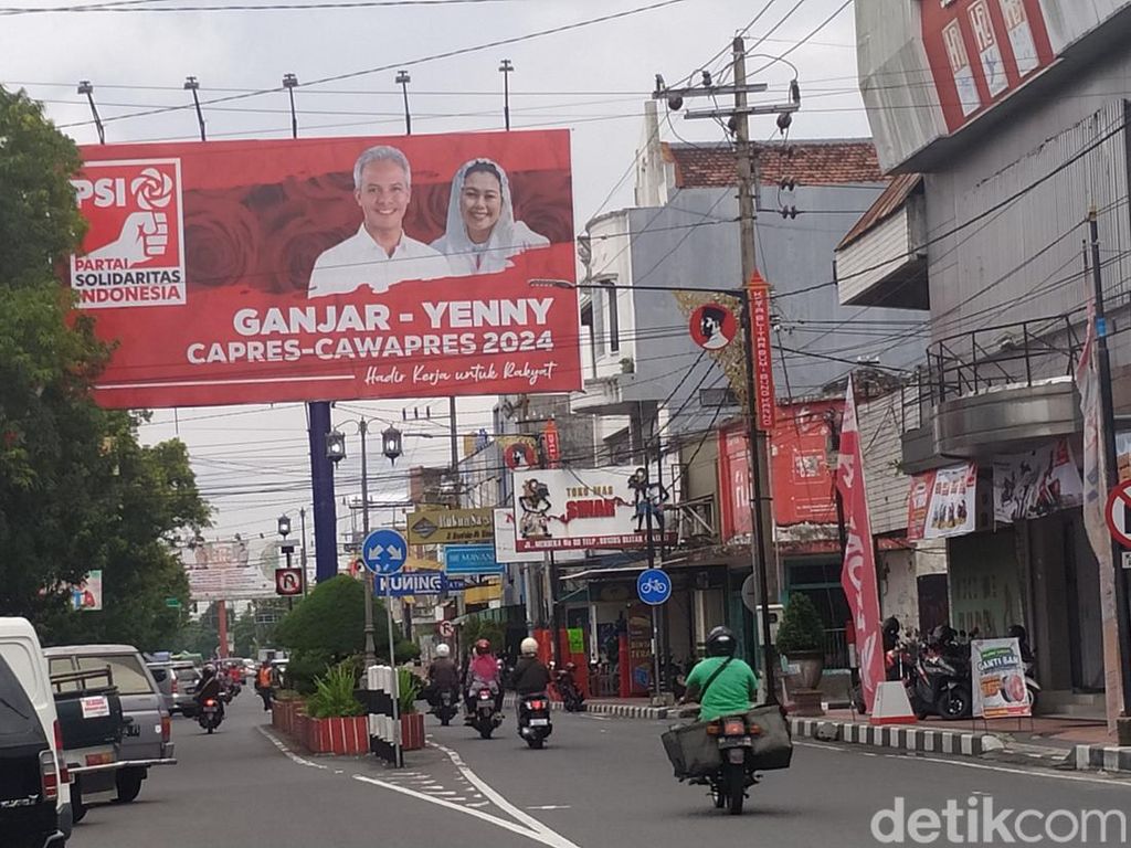 Baliho PSI Ganjar-Yenny di Kota Blitar Batal Dicopot Hari Ini