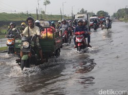 Jalan Raya Porong Lama Sidoarjo Banjir, Banyak Motor Nekat Lawan Arah