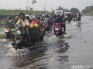 Jalan Raya Porong Lama Sidoarjo Banjir, Banyak Motor Nekat Lawan Arah Jalan Raya Porong Lama Sidoarjo Banjir, Banyak Motor Nekat Lawan Arah