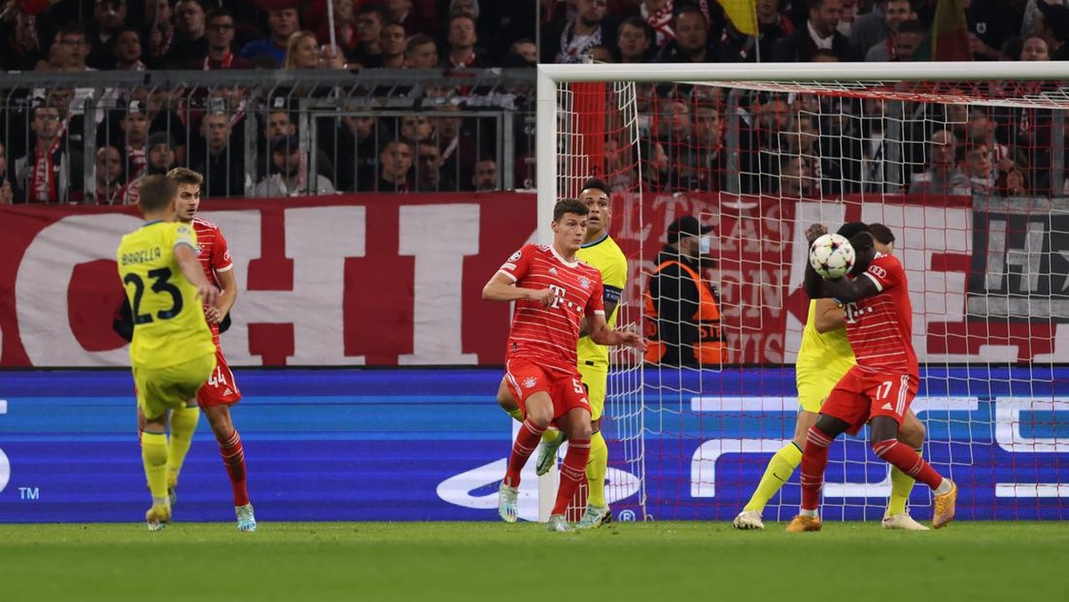 Kontroversi terjadi ketika Sadio Mane melakukan hand ball, tapi Inter Milan tidak dihadiahi penalti. (Foto: Getty Images/Jonathan Moscrop)