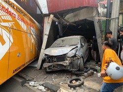 Geger Bus Hiba Utama Seruduk Showroom Bikin Mobil-mobil Remuk