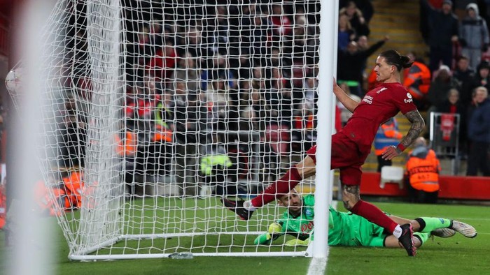 LIVERPOOL, ENGLAND - NOVEMBER 01: Darwin Nunez of Liverpool scores his sides second goal during the UEFA Champions League group A match between Liverpool FC and SSC Napoli at Anfield on November 01, 2022 in Liverpool, England. (Photo by James Gill - Danehouse/Getty Images)