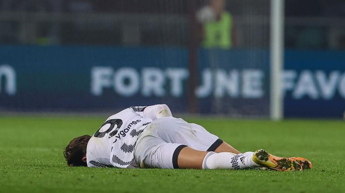 TURIN, ITALY - 2022/10/15: Dusan Vlahovic of Juventus FC injured during the Serie A 2022/23 football match between Torino FC and Juventus FC at Olimpico Grande Torino Stadium, Turin. Final score | Torino 0 - 1 Juventus. (Photo by Fabrizio Carabelli/SOPA Images/LightRocket via Getty Images)