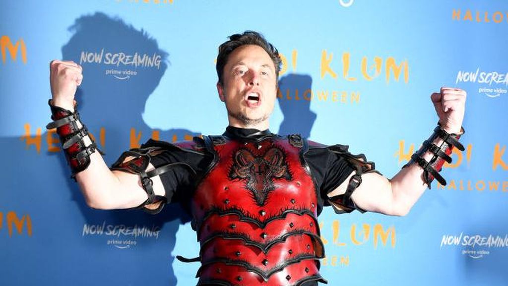 Gaya Elon Musk di Pesta Halloween, Harga Kostumnya Bikin Kaget