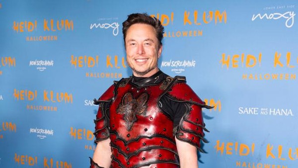 NEW YORK, NEW YORK - OCTOBER 31: Elon Musk attends Heidi Klums 21st Annual Halloween Party at Sake No Hana at Moxy Lower East Side on October 31, 2022 in New York City. (Photo by Gotham/FilmMagic)