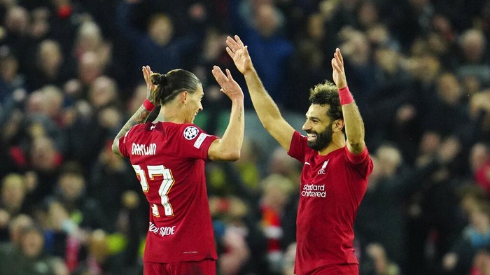 Gol Salah dan Nunez Bawa Liverpool Menang Atas Napoli Liverpool's Darwin Nunez, left, and Liverpool's Mohamed Salah celebrate at the end of the Champions League Group A soccer match between Liverpool and Napoli, at Anfield stadium in Liverpool, England, Tuesday, Nov. 1, 2022. (AP Photo/Jon Super)