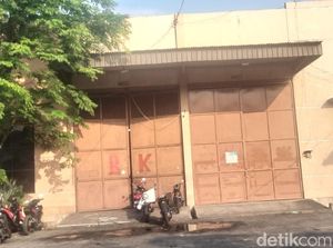 Saat Densus 88 Geledah Gudang di Surabaya Cari Barang Milik Terduga Teroris Saat Densus 88 Geledah Gudang di Surabaya Cari Barang Milik Terduga Teroris