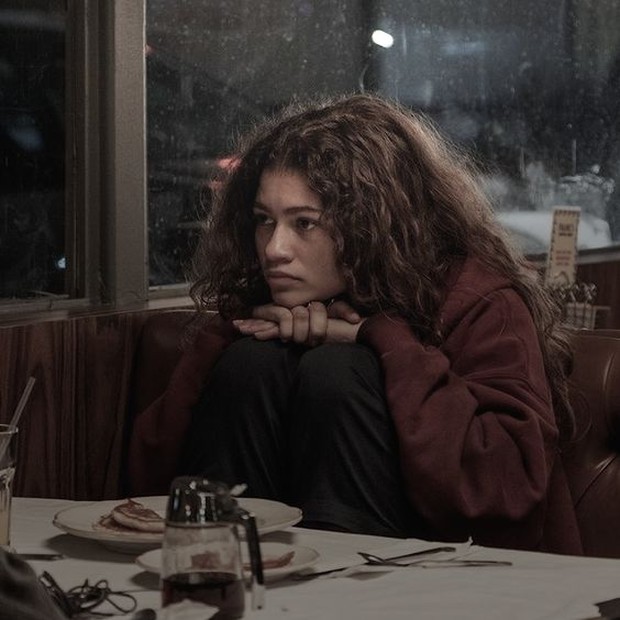 Ilustrasi seseorang yang sering melamun karena terlalu lama memikul beban sendirian