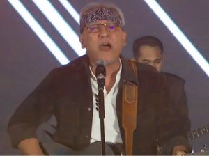 Iwan Fals Sampaikan Pesan Perdamaian di Konser M20 lewat Bongkar Iwan Fals Sampaikan Pesan Perdamaian di Konser M20 lewat Bongkar