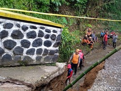 Jalan Penghubung Dua Kelurahan di Sukabumi Ambles