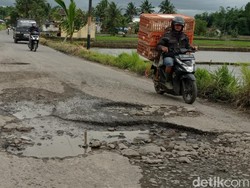 Waspada! Jalan Menuju Gunung Galunggung Tasikmalaya Rusak