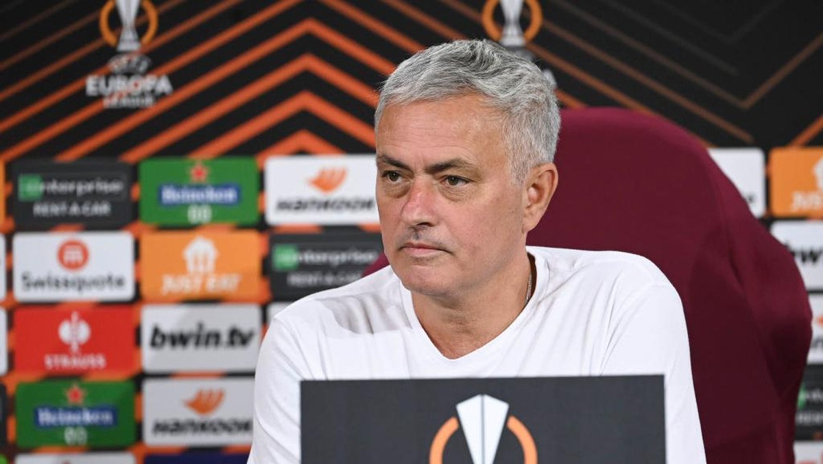Mourinho menegaskan timnya ingin terus bertahan di Liga Europa dan tidak terlempar ke Europa Conference League. Foto: AS Roma via Getty Images/Luciano Rossi