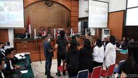 Keluarga Yosua Bersaksi untuk Kuat Maruf dan Ricky Rizal