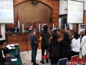 Keluarga Yosua Bersaksi untuk Kuat Maruf dan Ricky Rizal Keluarga Yosua Bersaksi untuk Kuat Maruf dan Ricky Rizal