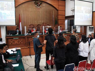 Keluarga Yosua Bersaksi untuk Kuat Maruf dan Ricky Rizal