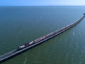 Kereta Layang Sudah Biasa, Kalau Kereta Apung di Atas Air Pernah Coba? Kereta Layang Sudah Biasa, Kalau Kereta Apung di Atas Air Pernah Coba?