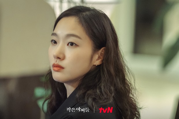 Kim Go Eun memerankan karakter Oh In Joo./twitter.com/CJnDrama Dengan bakat aktingnya yang memukau, Kim Go Eun berhasil menampilkan kepribadian Oh In Joo dengan baik.