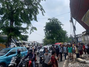 Bus Tabrak Showroom Mobil di Jaktim Dievakuasi, Lalin Macet Bus Tabrak Showroom Mobil di Jaktim Dievakuasi, Lalin Macet