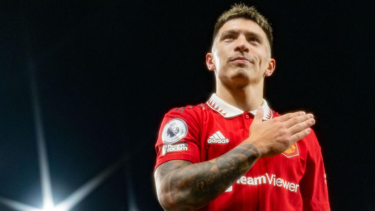 Lisandro Martinez disebut Nemanja Vidic sebagai rekrutan luar biasa untuk Manchester United. (Foto: Manchester United via Getty Imag/Ash Donelon)