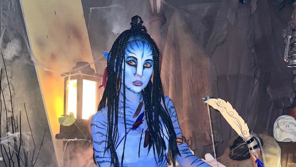 8 Gaya Lucinta Luna Cosplay Jadi Avatar saat Halloween, Seram Bertubuh Biru