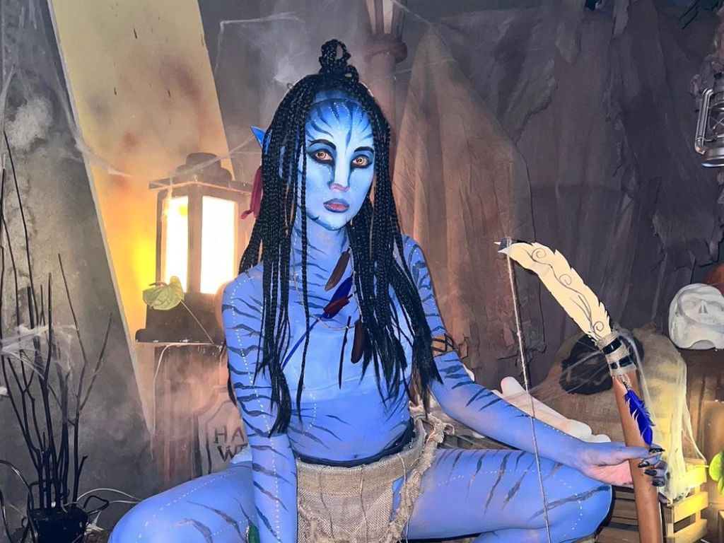 8 Gaya Lucinta Luna Cosplay Jadi Avatar saat Halloween, Seram Bertubuh Biru