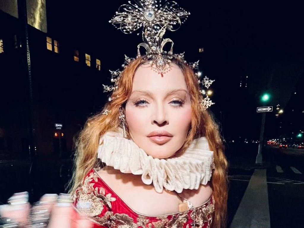 Madonna Pakai Karya Rinaldy Yunardi di Halloween, Berbahan Tusuk Konde