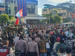 Simpatisan Filep Karma Mengular 2 Km, Lalin di Jalan Jayapura Lumpuh Total