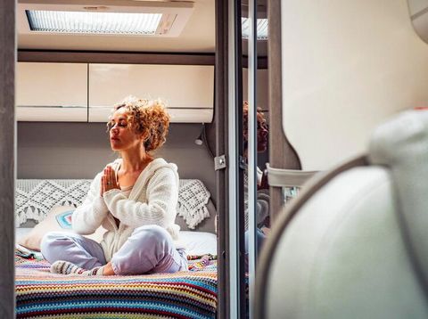 Ringankan tubuh serta pikiran sebelum tidur dengan melakukan meditasi.