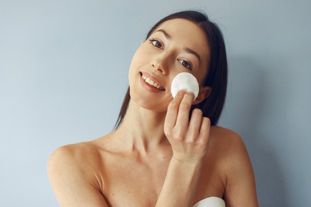 Melakukan double cleansing/Foto:Freepik/prostooleh Melakukan double cleansing/Foto:Freepik/prostooleh