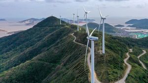 Melihat Pembangkit Listrik Tenaga Angin di Pegunungan China