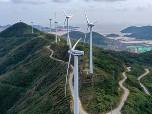Melihat Pembangkit Listrik Tenaga Angin di Pegunungan China Melihat Pembangkit Listrik Tenaga Angin di Pegunungan China
