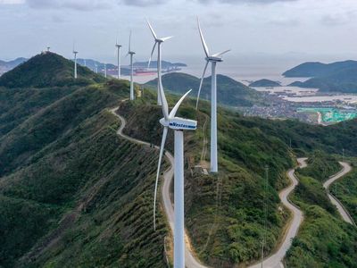 Melihat Pembangkit Listrik Tenaga Angin di Pegunungan China