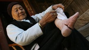 Mengenal Tradisi Meremukkan Kaki yang Dijuluki Simbol Kecantikan