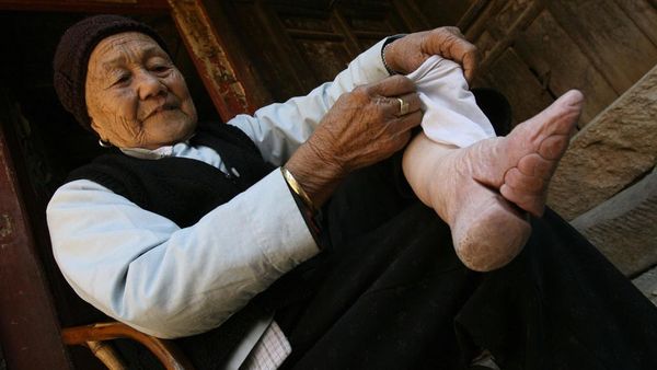 Mengenal Tradisi Meremukkan Kaki yang Dijuluki Simbol Kecantikan