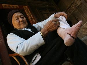 Mengenal Tradisi Meremukkan Kaki yang Dijuluki Simbol Kecantikan