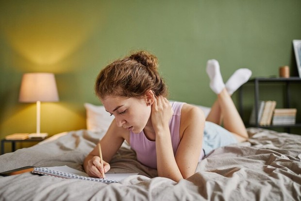 Kebiasaan menulis sebelum tidur efektif untuk membebaskan diri dari beban emosi yang dirasakan sehingga tubuh dan pikiran lebih tenang untuk tidur.