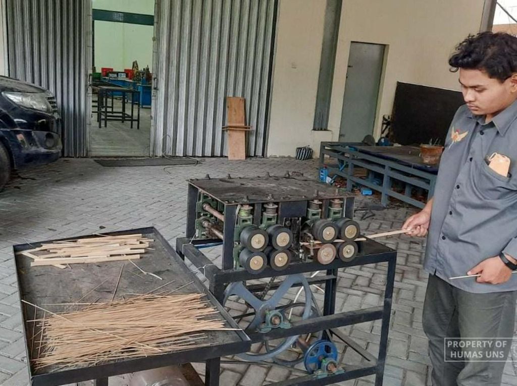 Tim Vokasi UNS Ciptakan Inovasi Alat Serut Bambu untuk Sangkar Burung Tim Vokasi UNS Ciptakan Inovasi Alat Serut Bambu untuk Sangkar Burung