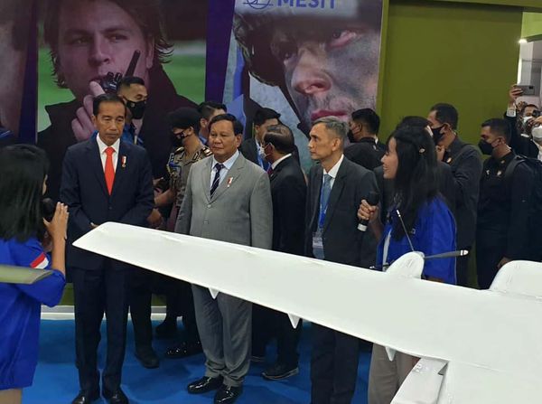 Mesranya Jokowi-Prabowo Lihat Miniatur Pesawat Amfibi Made in Bandung
