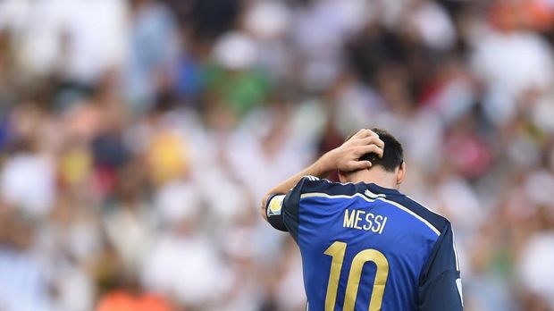 Argentina's forward and captain Lionel Messi reacts during the 2014 FIFA World Cup final football match between Germany and Argentina at the Maracana Stadium in Rio de Janeiro on July 13, 2014.     AFP PHOTO / FABRICE COFFRINI        (Photo credit should read FABRICE COFFRINI/AFP via Getty Images)