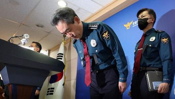 Momen Kepala Polisi Korsel Membungkuk dan Minta Maaf Atas Tragedi Itaewon