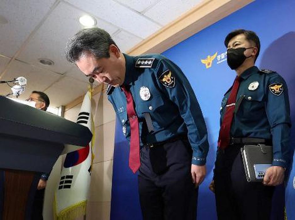 Momen Kepala Polisi Korsel Membungkuk dan Minta Maaf Atas Tragedi Itaewon