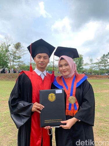 Momen wisuda unik, suami mewisuda istri di acara wisuda XVI di Balai Besar Peradaban, Gedung Rektorat Universitas Bangka Belitung, Rabu (2/11/2022).